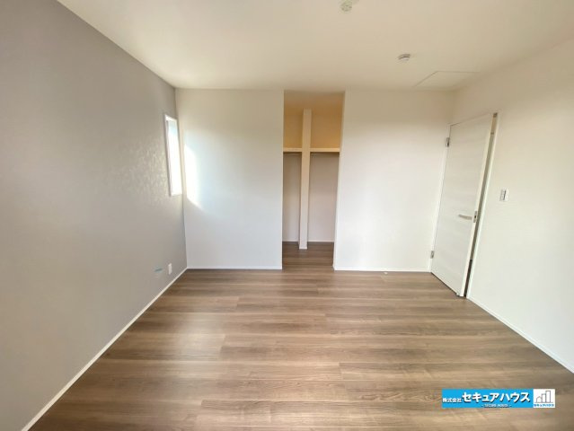 【同施工物件ご案内可能】知多市寺本台3丁目 全2棟の内観：施工例|【洋室イメージ】
◆家族一人ひとりの大切なプライベート空間。趣味に合わせて使って頂けるようシンプルに仕上げてあります。暮らし心地を大きく左右する収納を、適材適所に配置し使い勝手を考慮しました。　