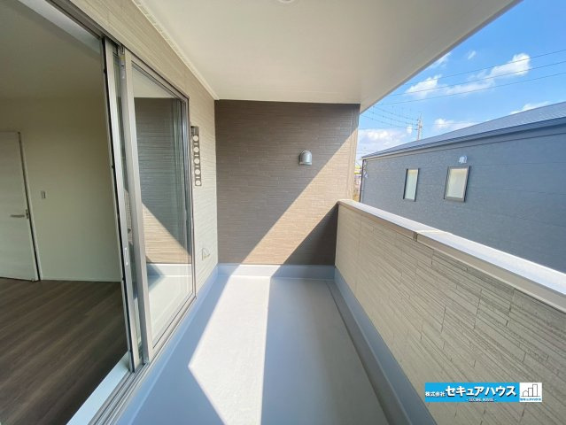 【完成♪今からご案内可能】知多市寺本台3丁目 全2棟のバルコニー|【バルコニー】
◆見晴らしもよく、太陽の温かな温もりをめいっぱい受け止めてくれます。
太陽の光と爽やかな風を受けたお洗濯物はあっという間に乾き、取りこむ時には太陽の匂いを感じられそうですね。　