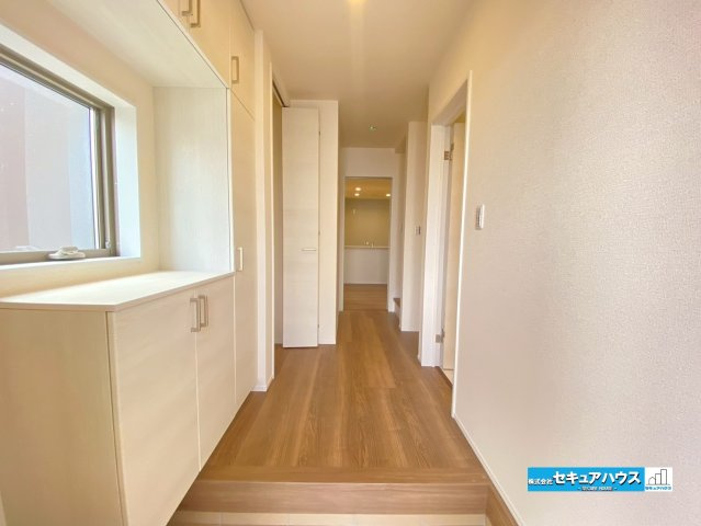 【完成♪今からご案内可能】知多市寺本台3丁目 全2棟の玄関|【玄関イメージ】
◆お家に出会う人々を迎える玄関だからこそ、広々清潔感あふれる空間にしたいものです。採光・通風にも配慮された設計で毎日明るい空間をキープします♪