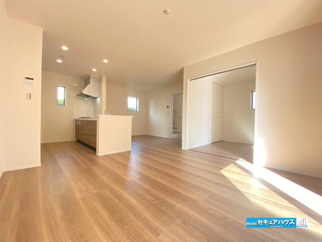 【同施工物件ご案内可能】知多市寺本台3丁目 全2棟の内観：施工例|【LDKイメージ】
◆通学から帰宅し、リビングルームで会話を楽しむ子ども達。リビングから臨む景色は太陽色に染まり、解放感溢れゆったりとしたひと時を過ごすことが出来る素敵な空間です。