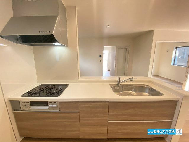 【完成♪今からご案内可能】知多市寺本台3丁目 全2棟のキッチン|【キッチン】
◆同時にたくさんの料理が調理できる。「焼く・蒸す・煮る」の工程を同時進行で進めることができるので、料理を素早く作ることができます。育児でバタバタ忙しいママに嬉しい♪