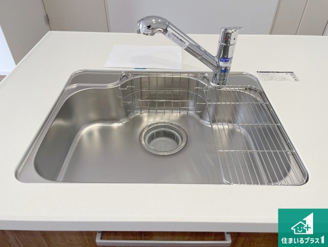 京都市西京区山田車塚町　第3期　新築一戸建ての独立洗面台|清潔感のある洗面台です。フラットな鏡は掃除がしやすく毎日清潔！ホースは引き出して使えるので洗顔やお掃除の際に便利です！