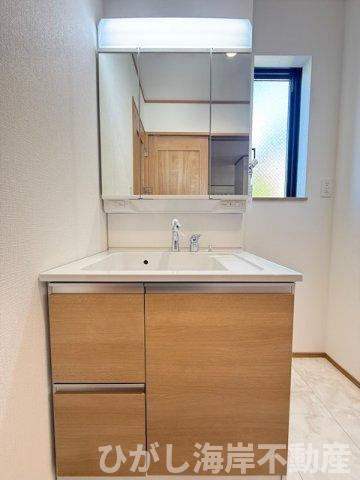 茅ヶ崎市香川４丁目　新築戸建の独立洗面台|三面鏡化粧台