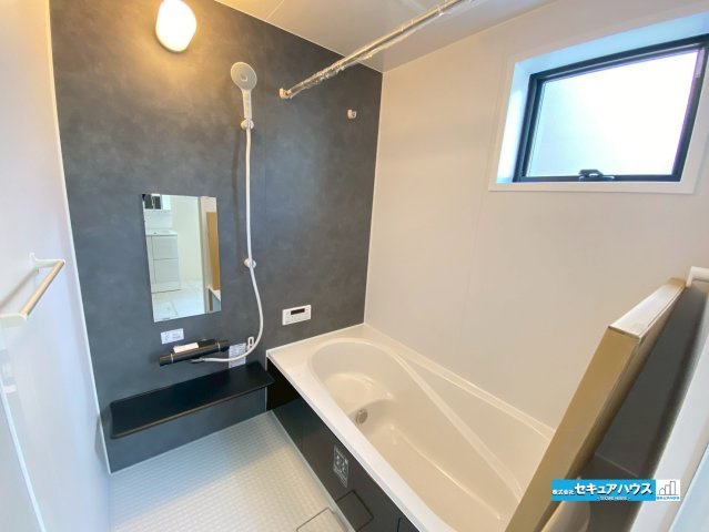 【同施工物件ご案内可能】知多市寺本台3丁目 全2棟の内観：施工例|【浴室イメージ】
◆アクセントパネルで落ち着きのある雰囲気を演出します。毎日の疲れを癒やすバスタイムをお楽しみ下さい！
◆窓付きで、カビの繁殖を抑える効果があります。