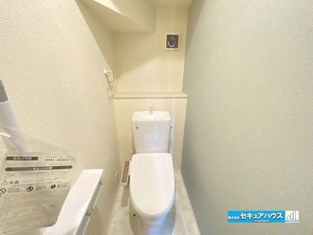 【同施工物件ご案内可能】知多市寺本台3丁目 全2棟の内観：施工例|【高機能トイレイメージ】
◆高機能トイレの多くは便器のフタの開閉が自動であり、使用後に手動で水を流す面倒もなく非常に便利です。スタイリッシュな見た目で、お掃除しやすく、節水効果が高いです。
