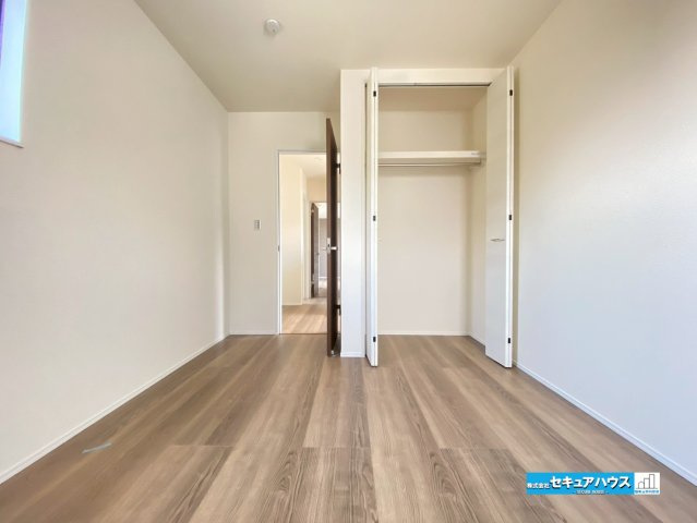 【同施工物件ご案内可能】知多市寺本台3丁目 全2棟の内観：施工例|【洋室イメージ】
◆家族一人ひとりの大切なプライベート空間。趣味に合わせて使って頂けるようシンプルに仕上げてあります。暮らし心地を大きく左右する収納を、適材適所に配置し使い勝手を考慮しました。　