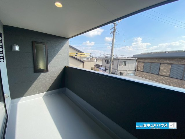 【今からご案内可能】知多市寺本台3丁目 全2棟のバルコニー|【バルコニー】
◆見晴らしもよく、太陽の温かな温もりをめいっぱい受け止めてくれます。
太陽の光と爽やかな風を受けたお洗濯物はあっという間に乾き、取りこむ時には太陽の匂いを感じられそうですね。　