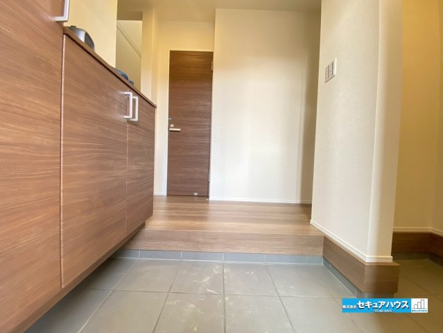 【同施工物件ご案内可能】知多市寺本台3丁目 全2棟の内観：施工例|【玄関イメージ】
◆お家に出会う人々を迎える玄関だからこそ、広々清潔感あふれる空間にしたいものです。採光・通風にも配慮された設計で毎日明るい空間をキープします♪