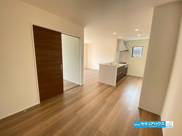 【同施工物件ご案内可能】知多市寺本台3丁目 全2棟の内観：施工例|【LDKイメージ】
◆通学から帰宅し、リビングルームで会話を楽しむ子ども達。リビングから臨む景色は太陽色に染まり、解放感溢れゆったりとしたひと時を過ごすことが出来る素敵な空間です。