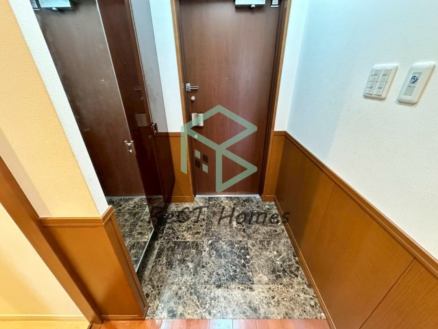 グラジオ元町プレミアムの玄関