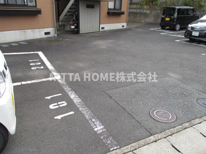 ヴェルジェの駐車場|敷地内駐車場は１台家賃込みです◎