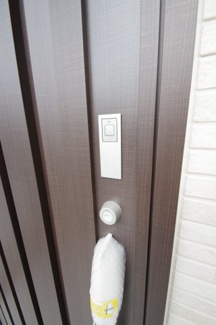 【防犯設備】 | 【仲介手数料無料！！】府中市四谷４丁目　新築戸建て（全5棟）5号棟　4890万円 | 玄関扉にはカードキーが付いています。