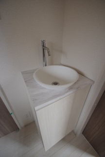 【独立洗面台】 | 【仲介手数料無料！！】府中市四谷４丁目　新築戸建て（全5棟）5号棟　4890万円 | 玄関に洗面台があります。