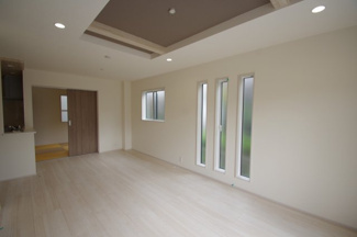 【居間・リビング】 | 【仲介手数料無料！！】府中市四谷４丁目　新築戸建て（全5棟）5号棟　4890万円 | LDK17.23帖