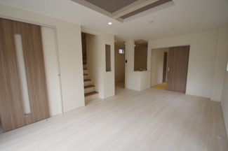 【居間・リビング】 | 【仲介手数料無料！！】府中市四谷４丁目　新築戸建て（全5棟）5号棟　4890万円