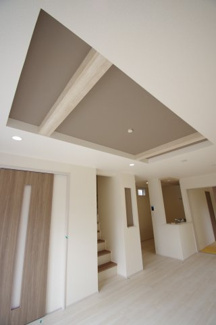 【居間・リビング】 | 【仲介手数料無料！！】府中市四谷４丁目　新築戸建て（全5棟）5号棟　4890万円 | 折り上げ天井