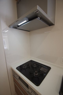 【キッチン】 | 【仲介手数料無料！！】府中市四谷４丁目　新築戸建て（全5棟）5号棟　4890万円 | フラット型レンジフード