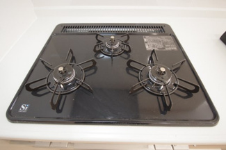 【キッチン】 | 【仲介手数料無料！！】府中市四谷４丁目　新築戸建て（全5棟）5号棟　4890万円 | コンロ