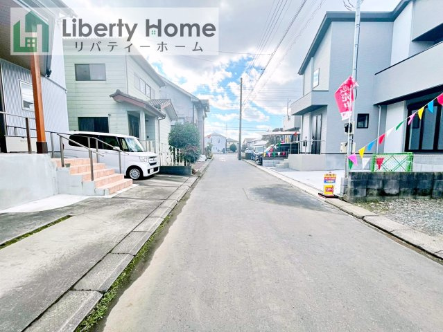 牛久市南17期　新築戸建の前面道路含む現地写真