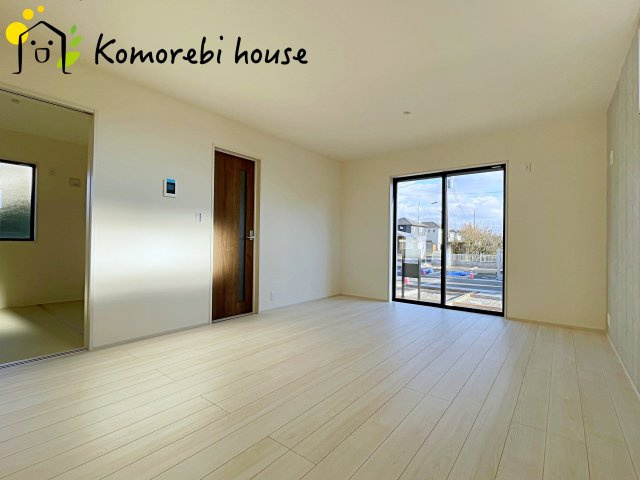 鴻巣市松原　新築一戸建て　リーブルガーデン　03の居間・リビング|縦に広がるLDKは、空間を効率的に使える設計。キッチンからリビング、ダイニングまで家族の気配を感じられます。															