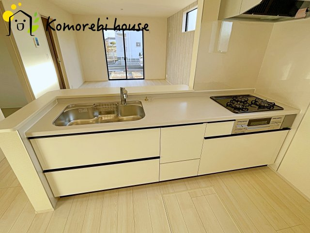 鴻巣市松原　新築一戸建て　リーブルガーデン　03のキッチン|同時調理がしやすい3口コンロにグリルも搭載。大きな鍋もしっかり置ける広めのシンクで作業がしやすく、毎日の料理がより快適になるキッチンです。															