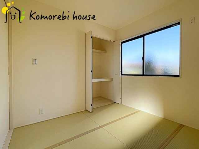 鴻巣市松原　新築一戸建て　リーブルガーデン　03の和室|畳のやわらかな感触が心地よい和室は、客間や家族のくつろぎスペースとして活躍。お昼寝や来客対応など使い道が幅広く、落ち着いた時間を過ごせる癒しの一室です。												