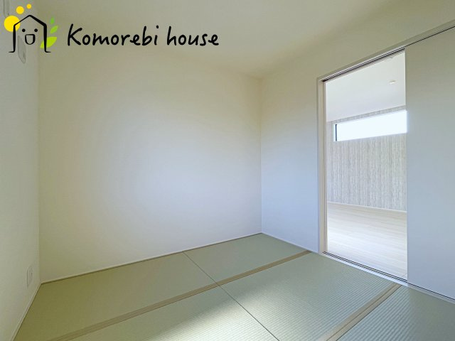 鴻巣市松原　新築一戸建て　リーブルガーデン　03の和室|畳の落ち着いた風合いが心を整える和室。洗濯物を畳んだり、昼寝したり、日常の“ほっと一息”を支えてくれる空間です。