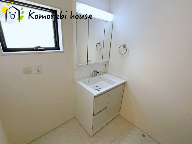 鴻巣市松原　新築一戸建て　リーブルガーデン　03の独立洗面台|シンプルで洗練されたデザインの洗面台は、空間をすっきり見せる上質な存在。毎日のケア時間を心地よく過ごせる、上品な仕上がりです。															