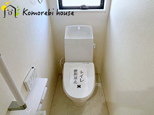 鴻巣市松原　新築一戸建て　リーブルガーデン　03のトイレ|温水洗浄機能（ウォシュレット）標準装備で、毎日のトイレ時間がより快適に。やさしい温水洗浄で清潔を保てるだけでなく、冬場のヒヤッと感を軽減する暖房便座も嬉しいポイント。																	