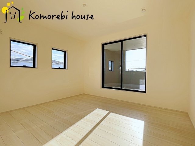 鴻巣市松原　新築一戸建て　リーブルガーデン　03の寝室|一日の疲れをゆっくり癒せる主寝室は、ベッドを置いてもゆとりある広さが魅力。収納完備で衣類もスッキリ収まり、静かで落ち着いた空間が快適な眠りをサポートします。															