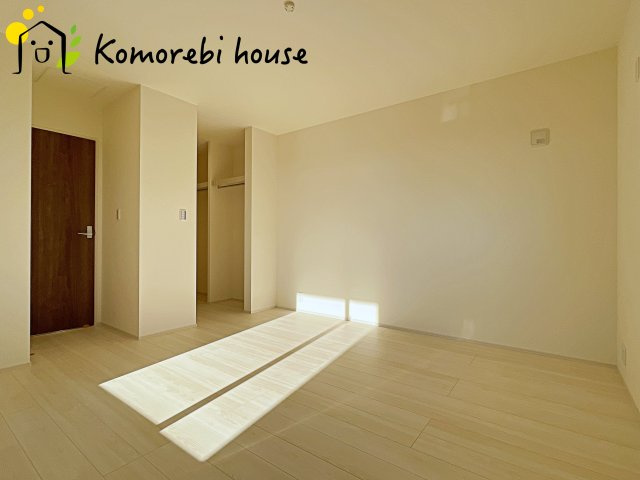 鴻巣市松原　新築一戸建て　リーブルガーデン　03の寝室|収納力があるウォークインクローゼット付きで、洋服や小物を一箇所に集約。暮らしの動線が整い、片付けがラクになります。															