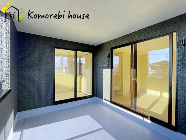 鴻巣市松原　新築一戸建て　リーブルガーデン　03のバルコニー|屋根付きのインナーバルコニーは雨の日でも安心して洗濯物が干せる便利な空間。外からの視線も気になりにくく、ちょっとした憩いの場としても使えます。									