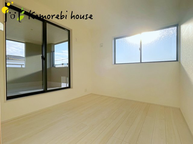 鴻巣市松原　新築一戸建て　リーブルガーデン　03の子供部屋|明るい光が差し込む洋室は、寝室・子ども部屋・ワークスペースなど多用途に使える自由度の高い空間。家具の配置もしやすく、暮らしに合わせて柔軟に活用できます。															