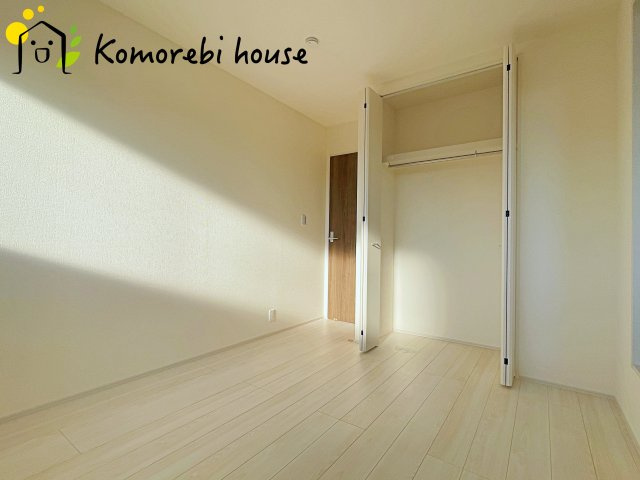 鴻巣市松原　新築一戸建て　リーブルガーデン　03の子供部屋|日当たりがよく、机に向かう時間も自然とはかどる子ども部屋。寝る・学ぶ・遊ぶがコンパクトにまとまり、毎日の“小さな成長”を見守る空間です。