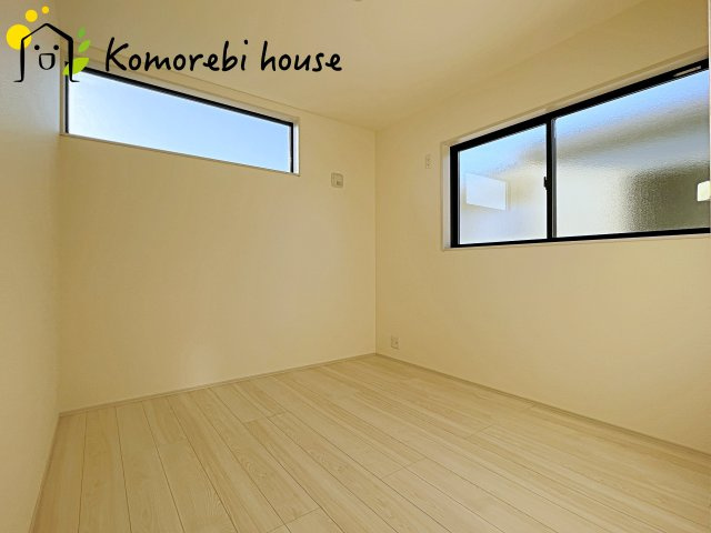 鴻巣市松原　新築一戸建て　リーブルガーデン　03の洋室|優しい光が差し込む洋室は、寝室・子ども部屋・ワークスペースなど多用途に使える自由度の高い空間。家具の配置もしやすく、暮らしに合わせて柔軟に活用できます。																				