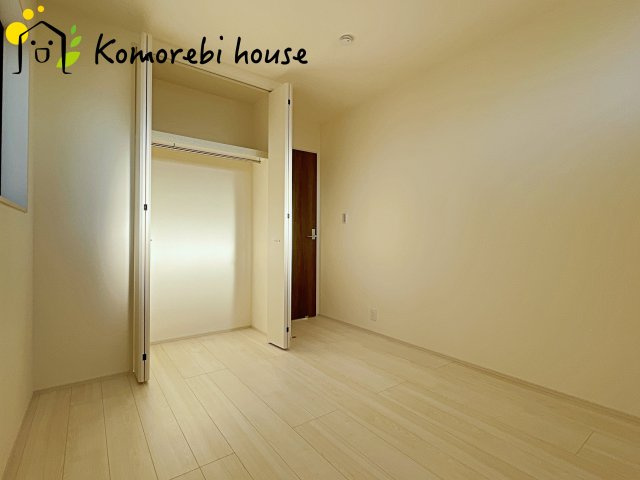 鴻巣市松原　新築一戸建て　リーブルガーデン　03の洋室|収納付きでゆとりのある空間。寝室としても使え、衣類やおもちゃもスッキリ片付く快適な部屋。