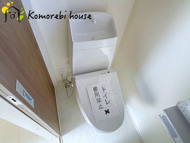 鴻巣市松原　新築一戸建て　リーブルガーデン　03のトイレ|2階にもトイレがあることで、朝の混雑が解消し生活動線がスムーズに。新築ならではの間取り設計で、毎日の“プチストレス”が驚くほど減ります。															