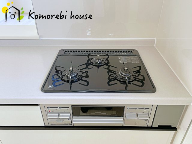 鴻巣市松原　新築一戸建て　リーブルガーデン　03のキッチン|同時調理が叶う3口コンロと便利なグリル付き。忙しい朝のお弁当作りも、夕食の複数メニューもスムーズにこなせる頼れる設備です。															