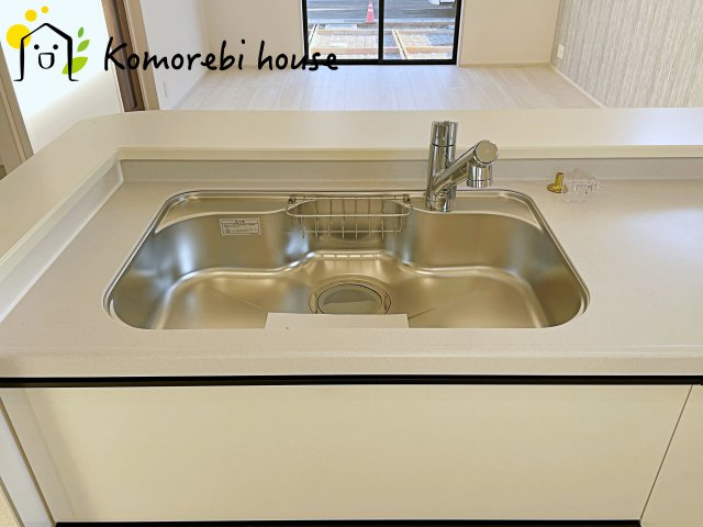 鴻巣市松原　新築一戸建て　リーブルガーデン　03のキッチン|浄水器一体型で、いつでも美味しいお水がそのまま使えるキッチンシンク。料理やコーヒーづくり、炊飯にも安心して利用でき、毎日の食卓が少し豊かに。															
