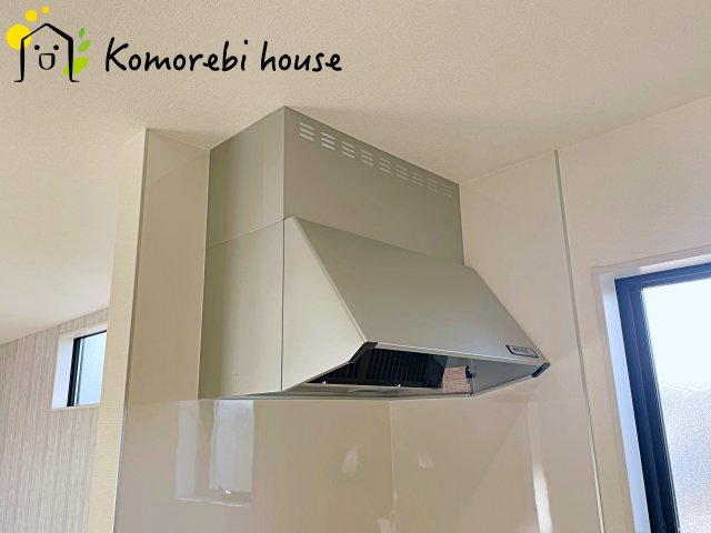 鴻巣市松原　新築一戸建て　リーブルガーデン　03のキッチン|吸引力の高いレンジフードが煙や匂いを素早く排出。揚げ物や炒め物も気兼ねなくでき、リビングに匂いを残しません。															