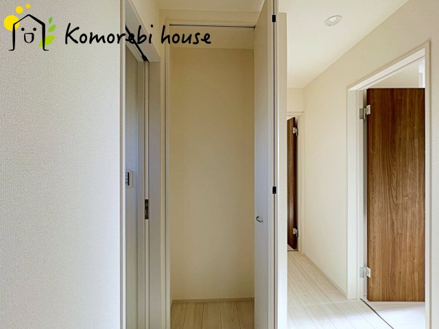 鴻巣市松原　新築一戸建て　リーブルガーデン　03の収納|ハンガーポールを設置すればコートやシャツもシワなく掛けられて毎日の身支度がスムーズ。見せたくないものは隠しつつ、使いやすさと整理整頓の両方を叶えます。