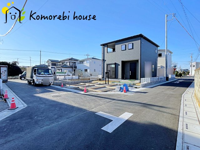 鴻巣市松原　新築一戸建て　リーブルガーデン　03の前面道路含む現地写真|前面道路は幅員ゆったりで車の出し入れもスムーズ。静かな住宅街に建つ新築戸建てです。															