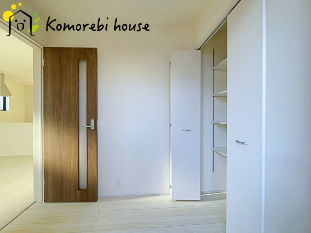 鴻巣市松原　新築一戸建て　リーブルガーデン　03の玄関|明るく使いやすい玄関で、家族の生活をスムーズに。収納や導線も配慮された万能空間です。															