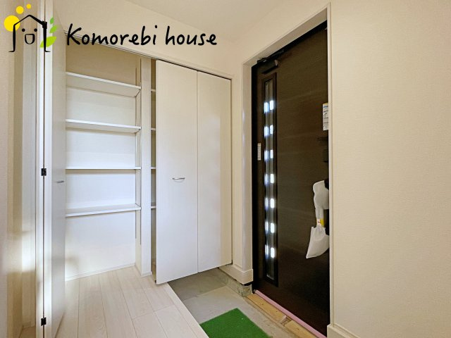 鴻巣市松原　新築一戸建て　リーブルガーデン　03の玄関|大型シューズボックスで家族全員の靴をまとめて収納。玄関がいつでもスッキリ片付きます。