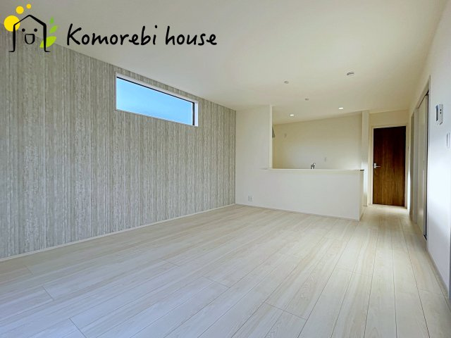 鴻巣市松原　新築一戸建て　リーブルガーデン　03の居間・リビング|高性能窓と断熱材を採用したLDKで、冷暖房効率アップ。家族が集まる時間も快適に過ごせるリビングです。															