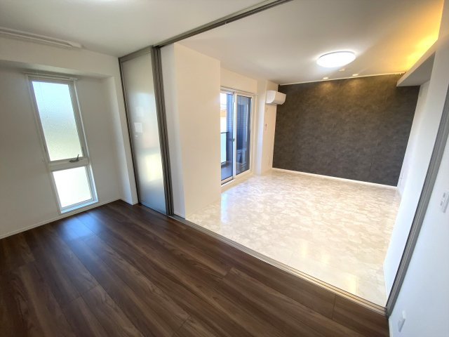 プレミア西条中央Ｂ棟の居間・リビング