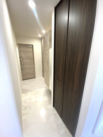 プレミア西条中央Ｂ棟の玄関