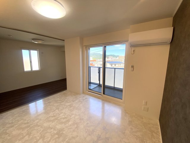 プレミア西条中央Ｂ棟の居間・リビング