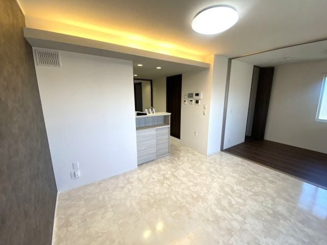 プレミア西条中央Ｂ棟の居間・リビング