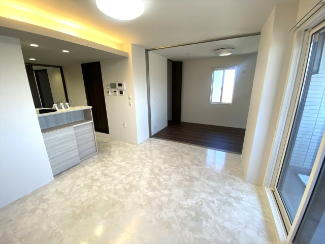 プレミア西条中央Ｂ棟の居間・リビング